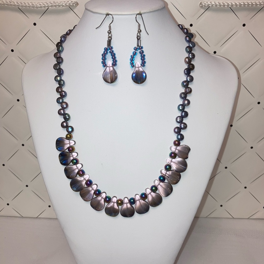 Pearl Necklace and earrings set. ❤️